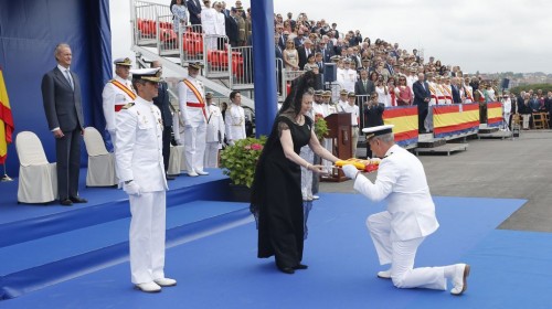 1 -Entrega de la Bandera de combate al Cte. de la fragata Blas de Lezo-781103