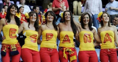 12-06-27, España elimina a Portugal y estas chicas lo celebran