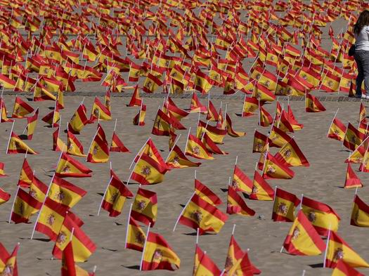 Ajuste de Tamaño de playa-de-valencia-con-banderas-por-las-victimas-de-covid