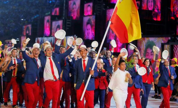 El-tenista-Rafael-Nadal-d-encabeza-la-delegación-de-España-durante-la-ceremonia-de-inauguración-de-los-Juegos-Olímpicos-Río-2016-hoy...-EFE